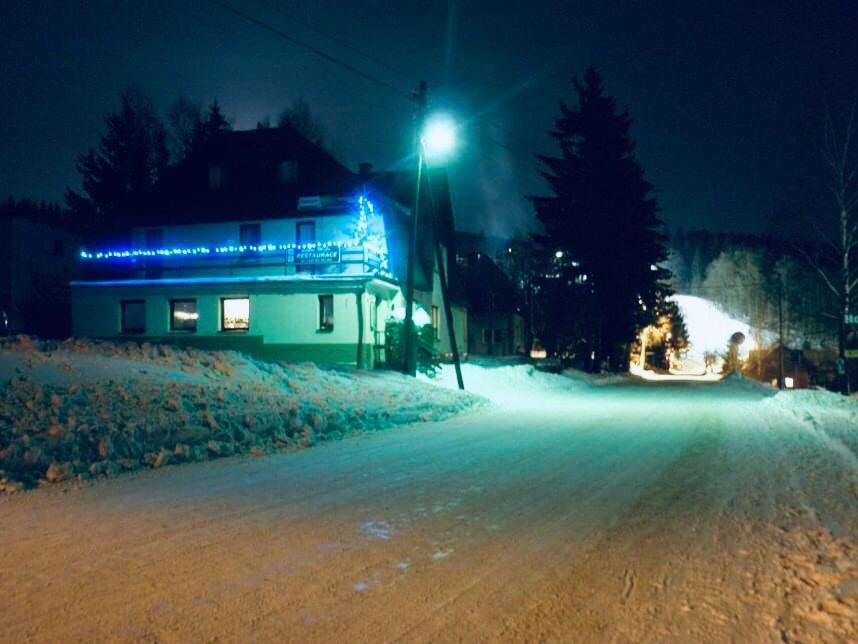 Restaurace A Penzion Maja ベネツコ エクステリア 写真