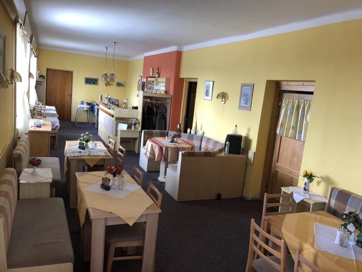 Restaurace A Penzion Maja ベネツコ エクステリア 写真